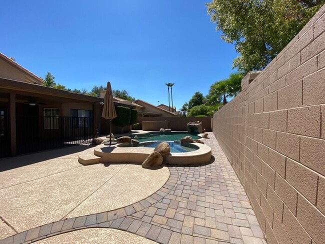 Building Photo - Very nice single level home