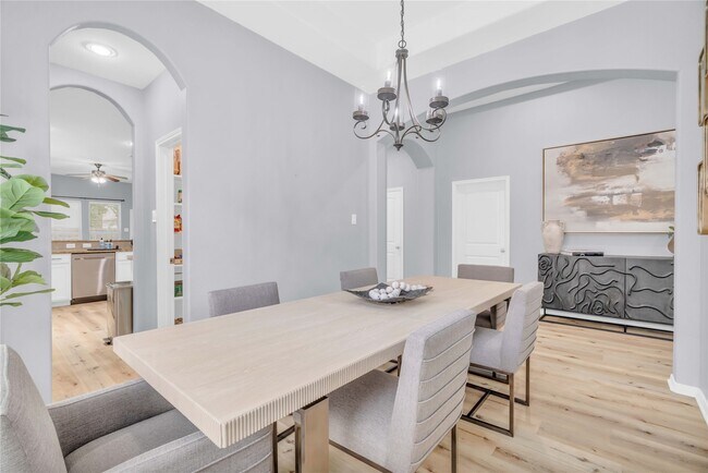 Building Photo - 2450 Garden Shadow Dr