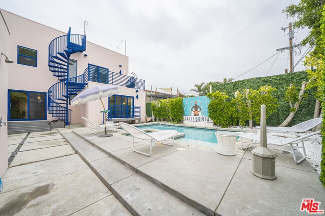 Building Photo - 848 N Las Palmas Ave