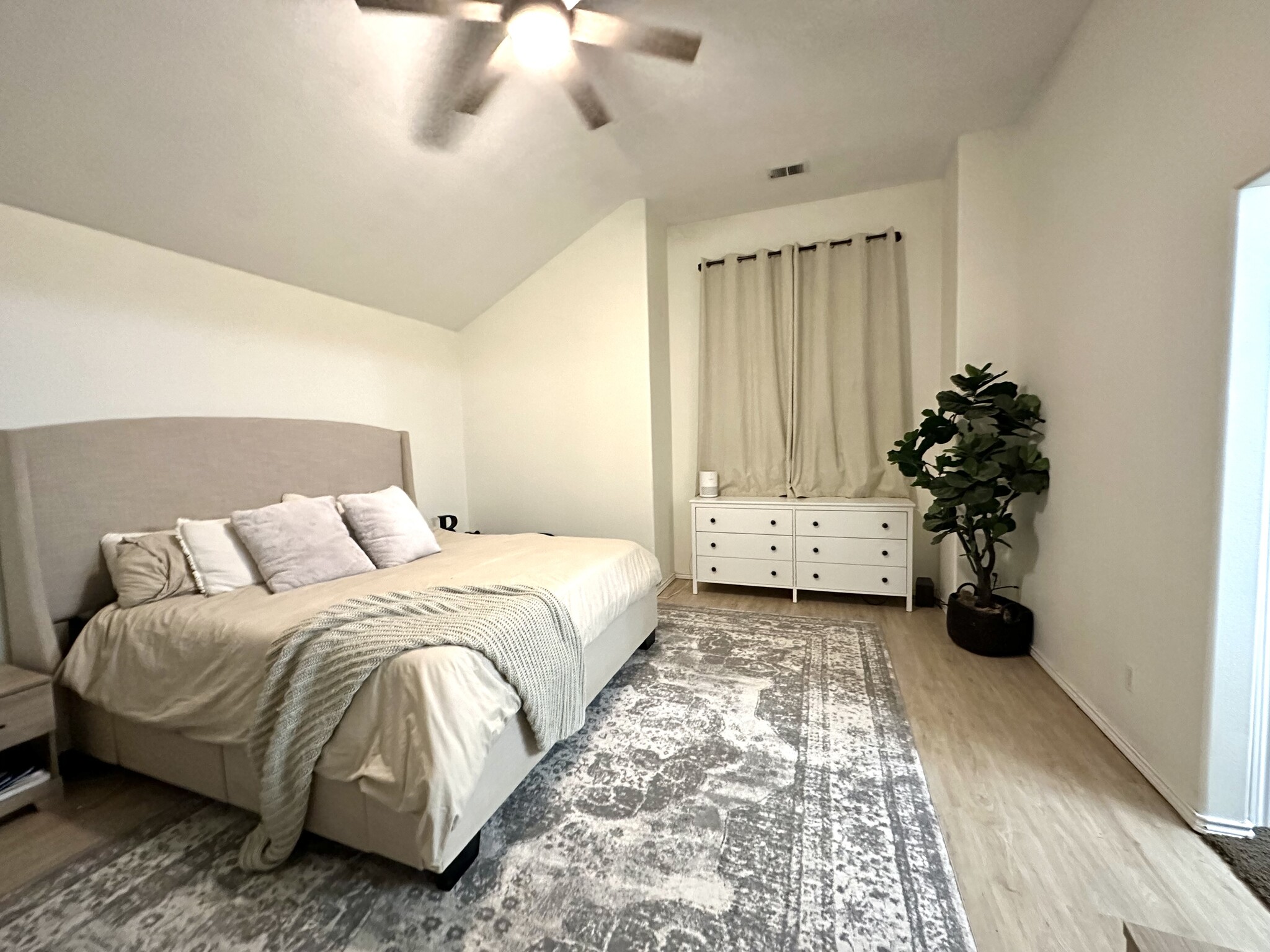 Primary bedroom - 13636 Duane St