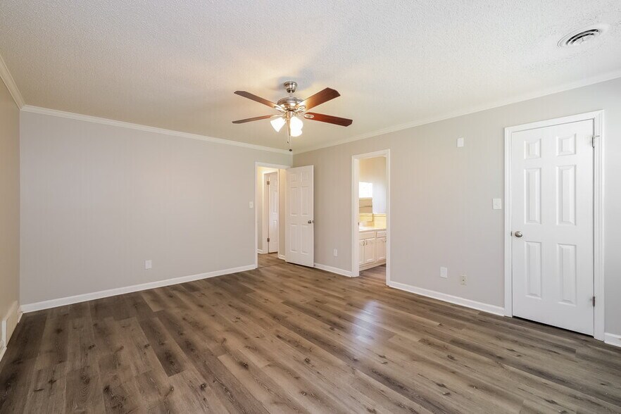 Building Photo - 4558 Pinegate Dr