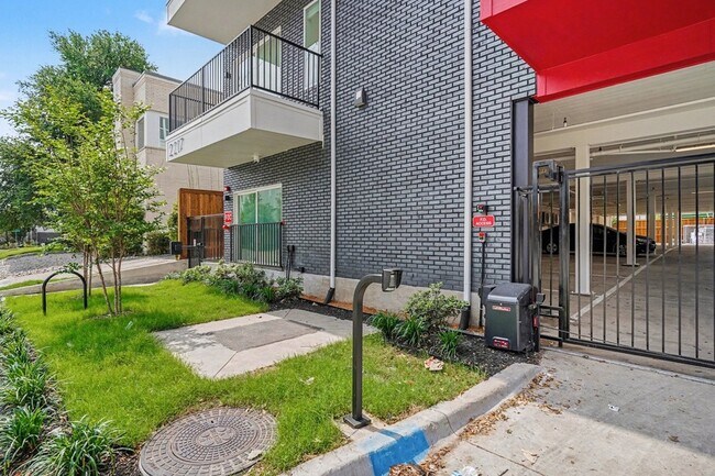 Building Photo - 2217 N Fitzhugh Ave