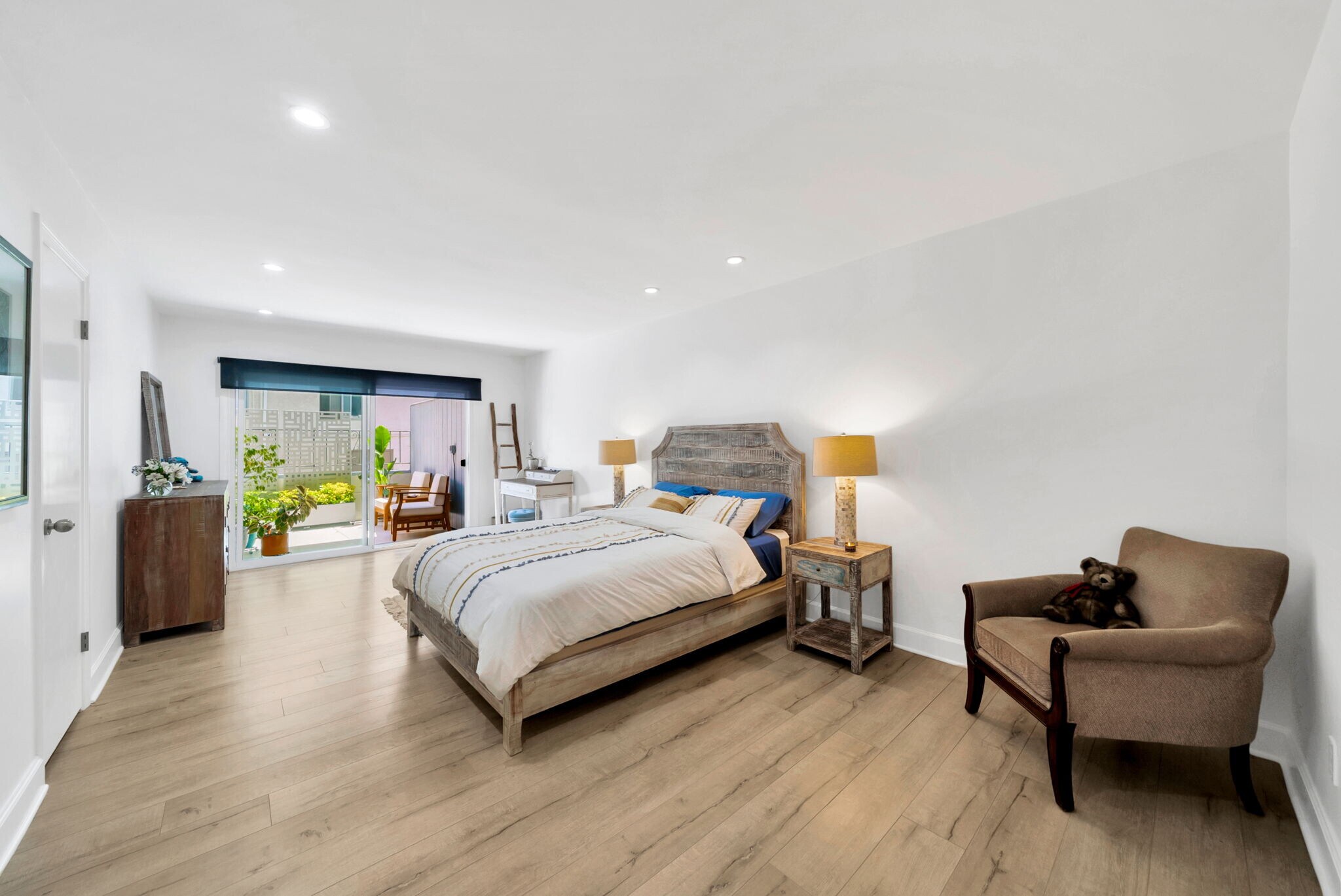 Building Photo - 7259 Hillside Ave