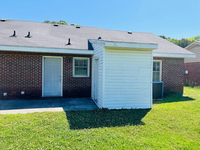 Building Photo - 10 Fredda Ln
