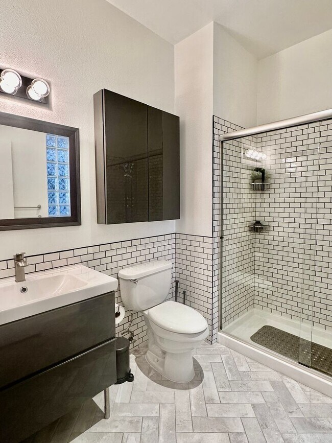 Building Photo - Industrial Chic 3bed/3bath loft style cond...