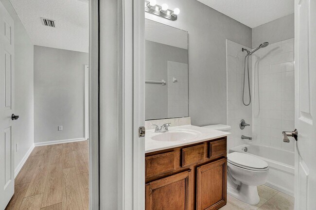 Building Photo - Renovated 5 bedroom/3 bathroom home in Wor...