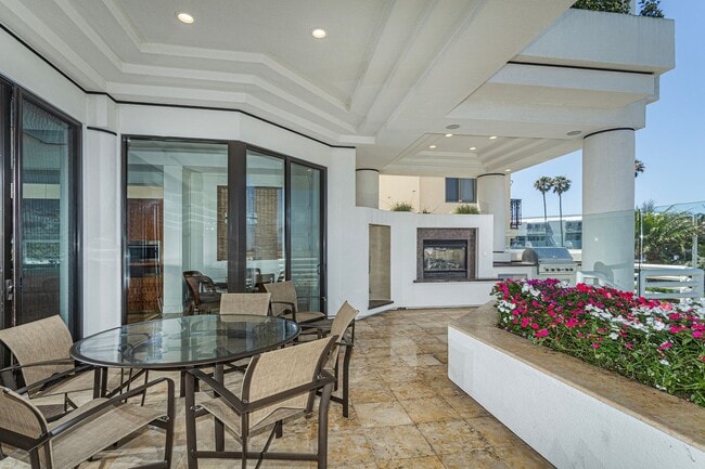 Building Photo - Exquisite Waterfront Gem.