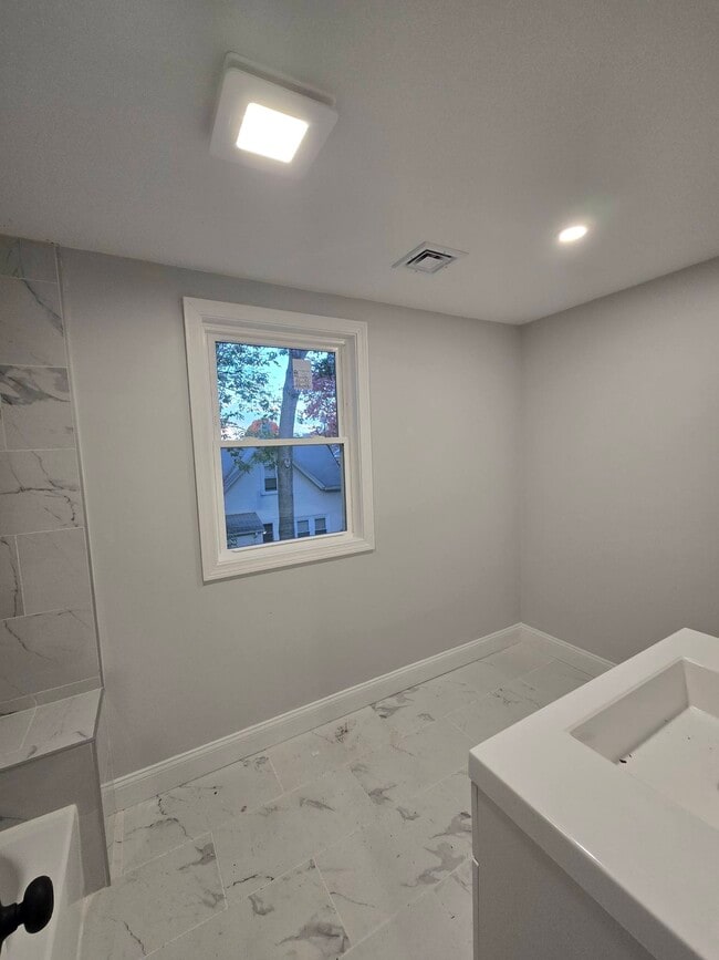 Building Photo - 70 Lancaster St