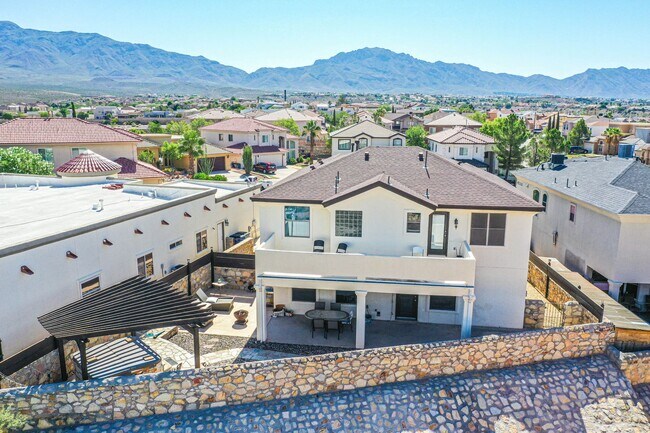 Building Photo - Beautiful Westside home FURNISHED with 4 b...