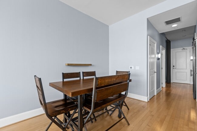 Building Photo - 400 W North St