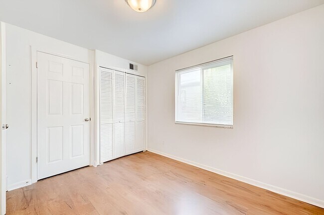 Building Photo - Avail July 1: 2BR Apt in Crafton, 1 Off Street Parking, AC, W/D included, Quartz Countertops, DW,...