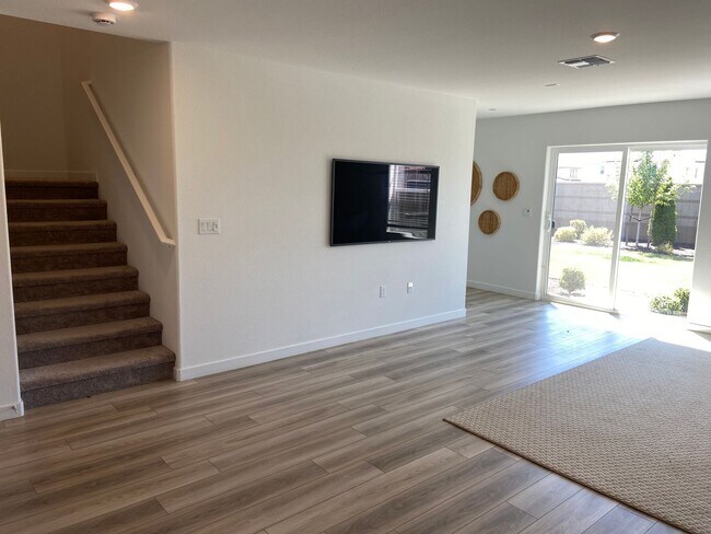 Building Photo - 4 Bdrm, 2.5 bath Solar home - Pradera Ranch Community