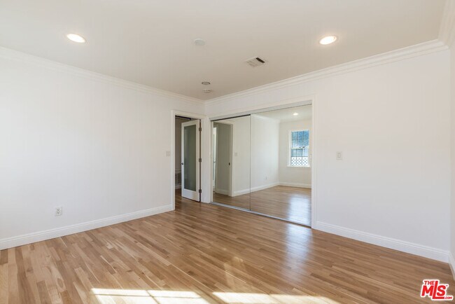 Building Photo - 1557 N Stanley Ave