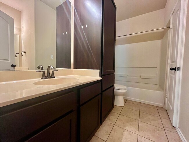 Building Photo - Luxury Duplex Home in Kyle, TX