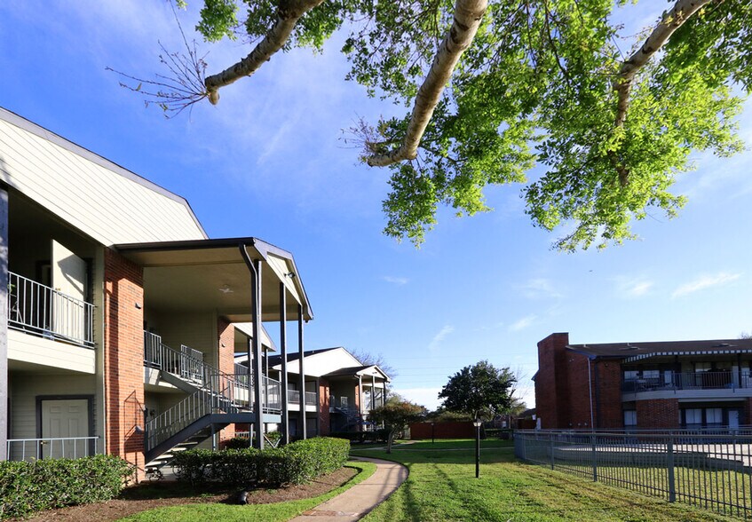 Building Photo - 8800 Westplace Dr