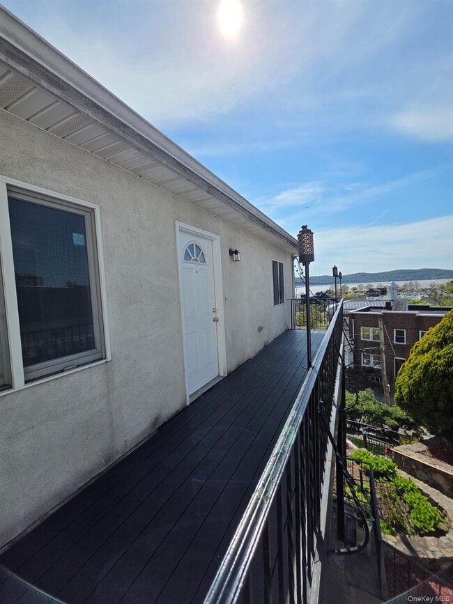 Building Photo - 96 Main St