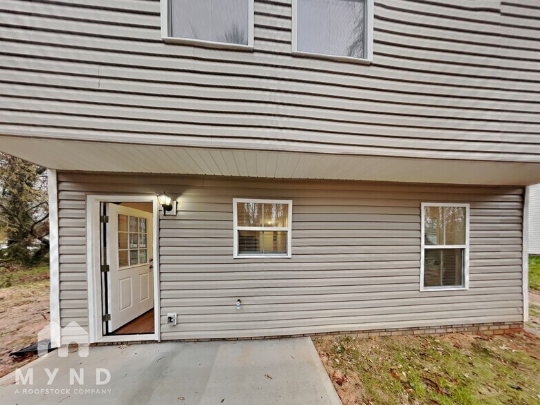 Building Photo - 561 Westside Cir