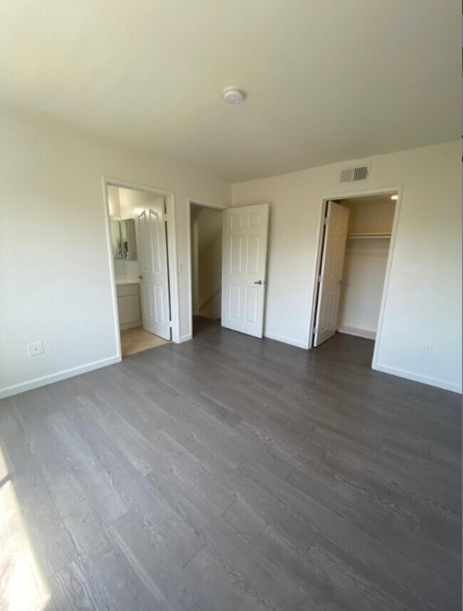 Building Photo - 13022 Riverside Dr