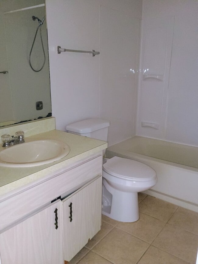 Building Photo - 2 bed 2 bath house for rent