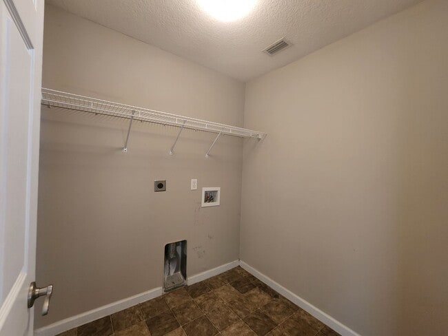 Building Photo - Coming Soon To Tour! Lake City Pet Friendl...