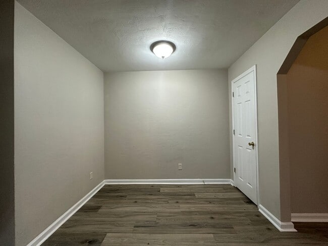 Building Photo - 2 story unit off E Park Ave avail NOW!
