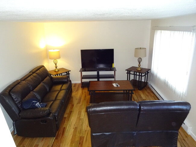 Primary Photo - Furnished 2 Bed/1.5 bath townhouse.