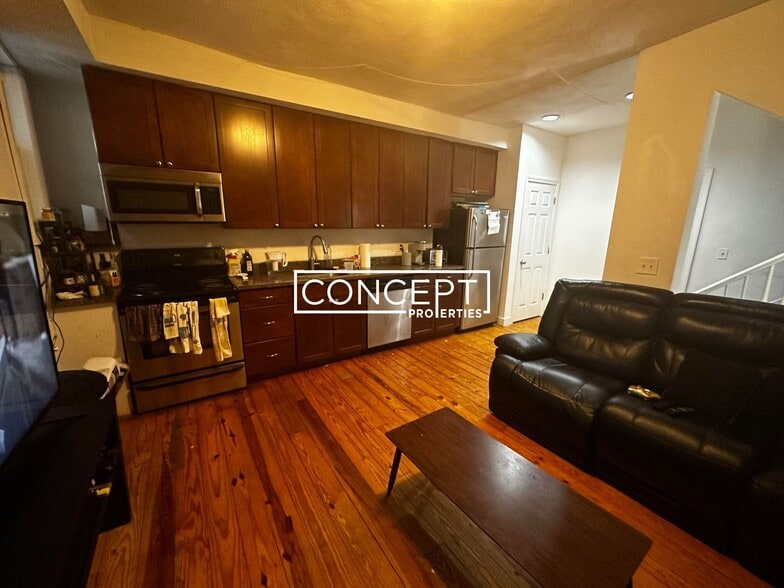 Building Photo - 218 Hemenway St