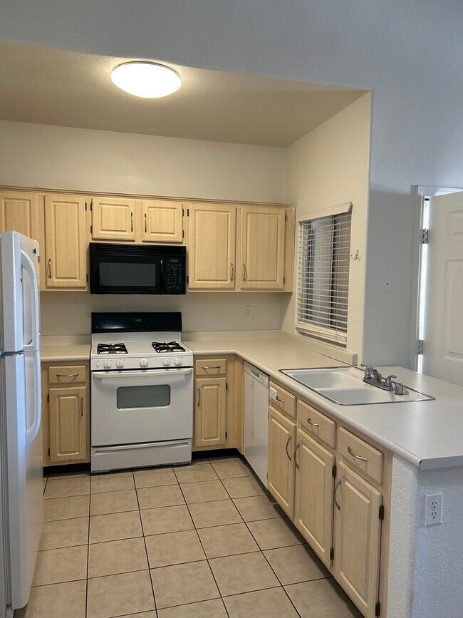 Building Photo - 1-Bedroom Condo in Gated Green Valley Community – Henderson