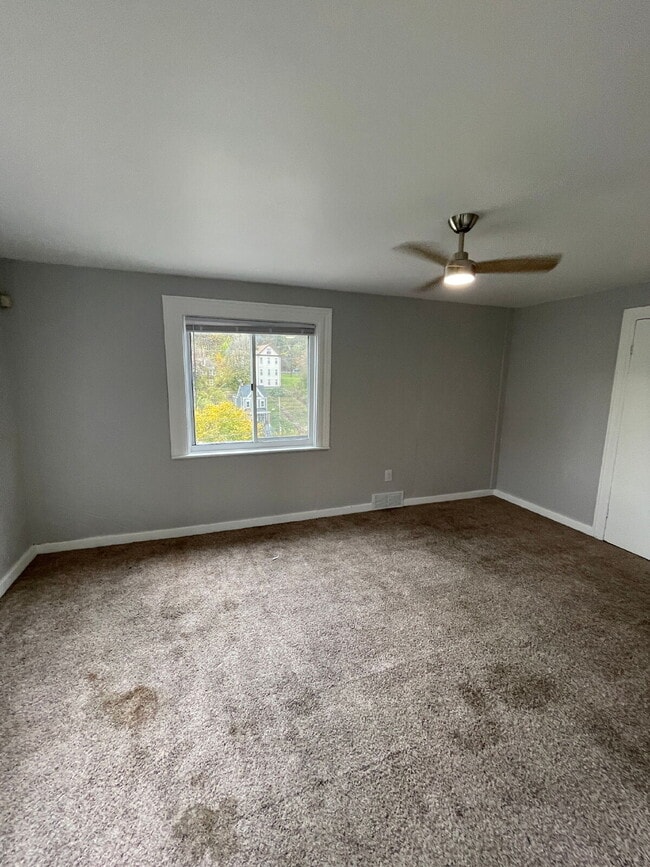 Building Photo - Renovated 2 bed 1 bath apartment in South Side!