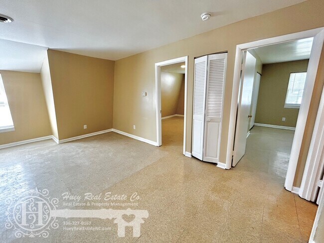 Building Photo - 206 Robin Ln