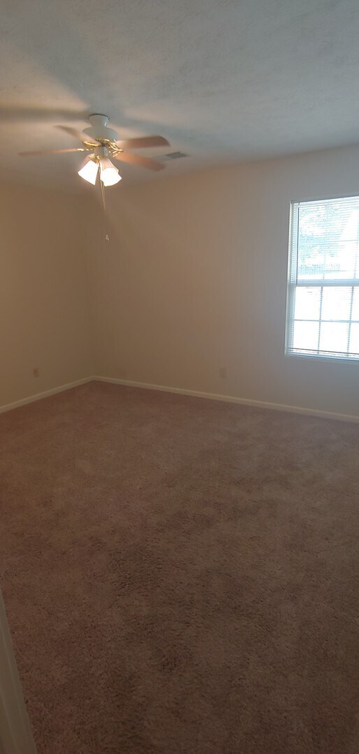 Building Photo - One Level home with 3 bedrooms,2 bath  Large back yard!       26032326