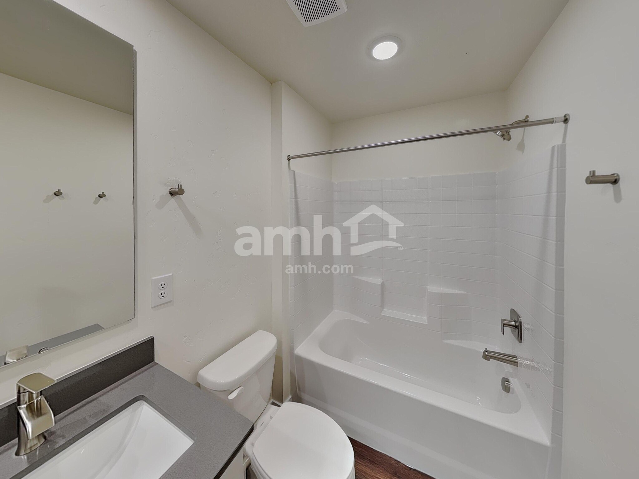 Building Photo - 1551 N Barkvine Ave