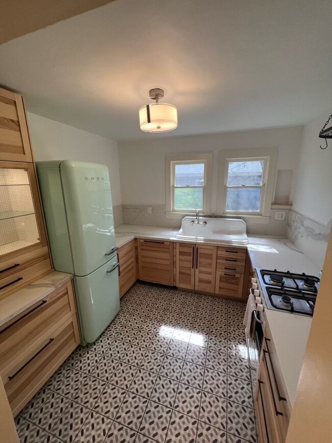 Building Photo - Walk to Campus From This Cute 2 Bedroom Back House