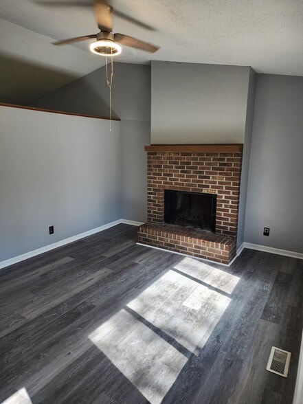 Living room - 3625 E Parkway