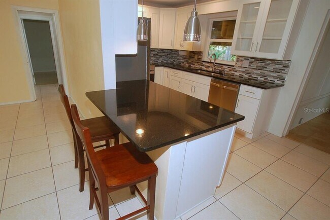Building Photo - 468 Limewood Ave