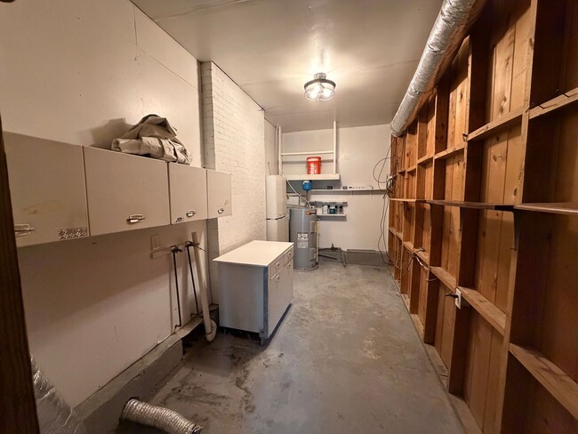 Building Photo - 2 bedroom, 1 bath home near Harding Place