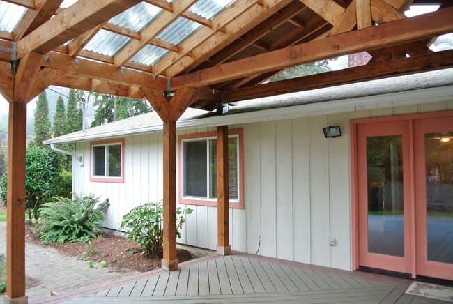 Building Photo - Spacious 4 bedroom 2 bath Home in North Al...