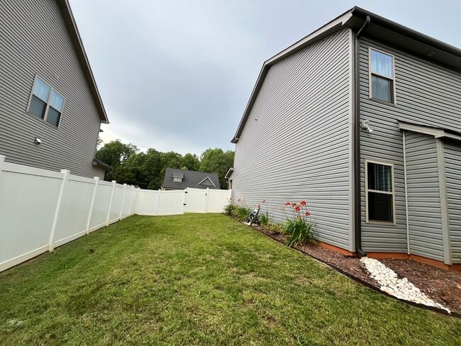 Building Photo - Private Home with Updated Interior!