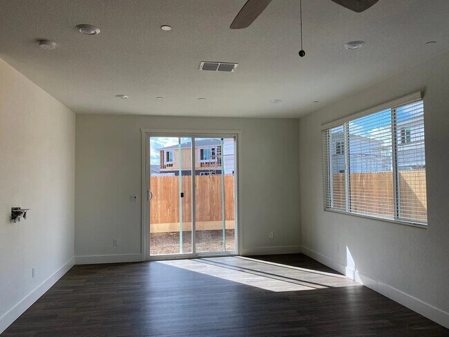 Building Photo - 2454 Fidalgo Wy