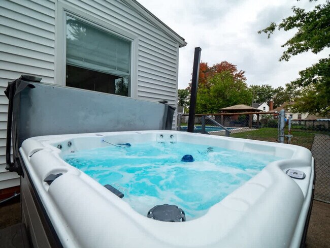 Building Photo - 386 Walworth Ave