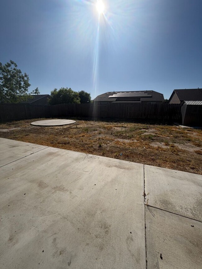 Building Photo - Nice home for rent in gated community in Tulare!