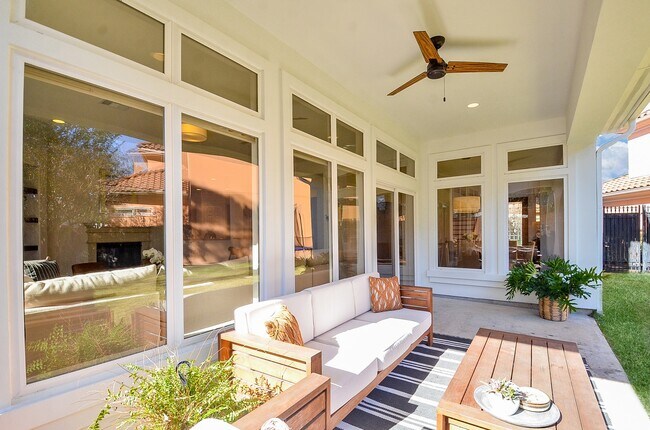 Building Photo - 2826 Tudor Manor