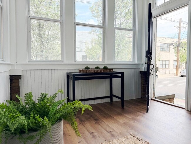 Building Photo - 1918 Kerrigan Ave