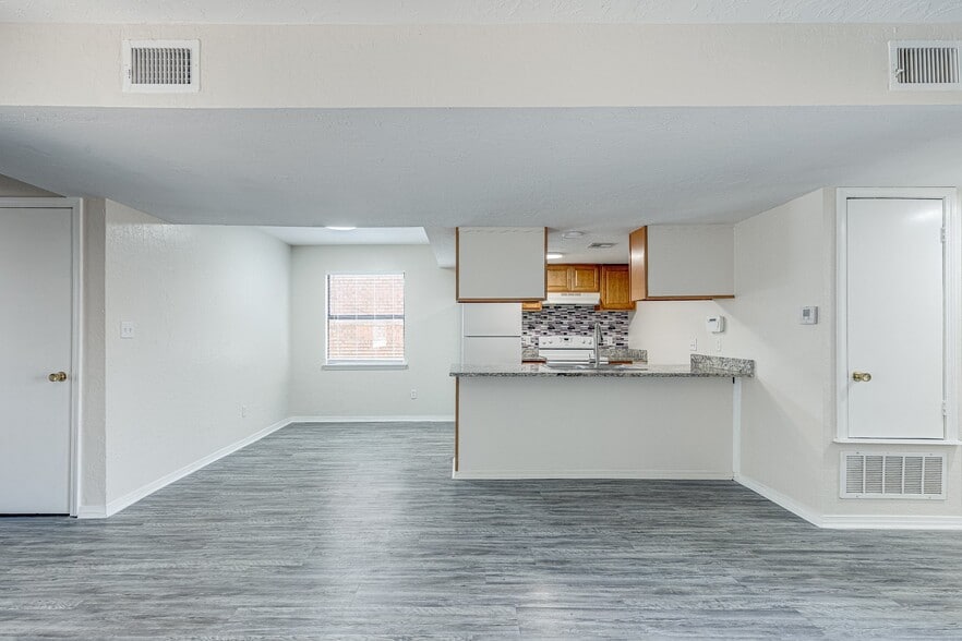 Building Photo - 2904 NW Ozmun Ave