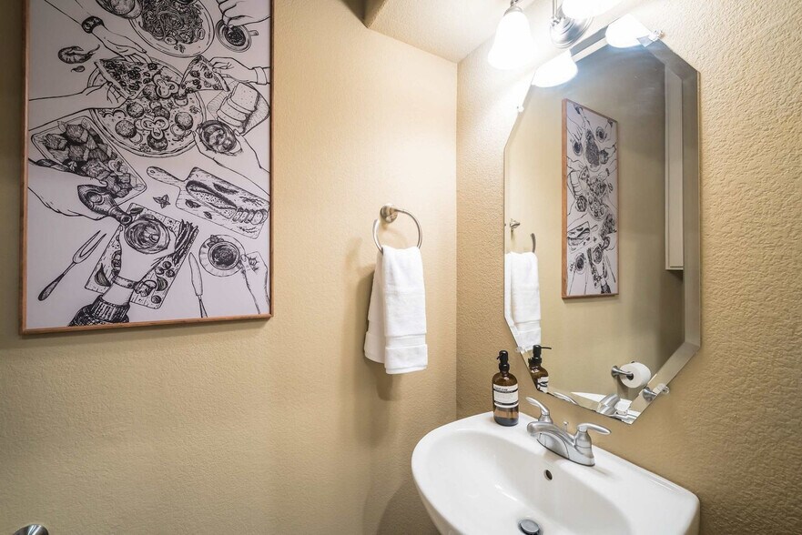 Building Photo - 1115 Kinney Ave