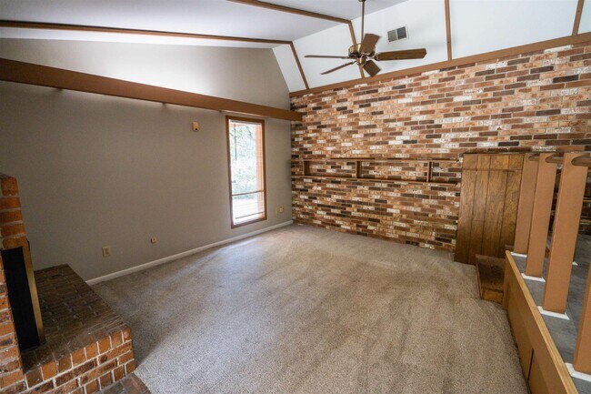 Building Photo - 2103 Evergreen Dr
