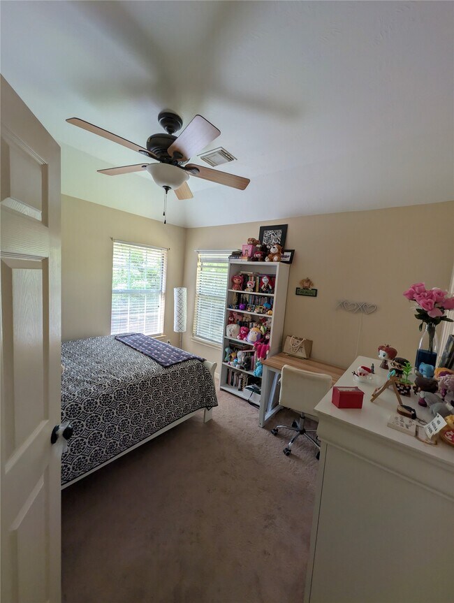 Building Photo - 130 Songful Woods Pl