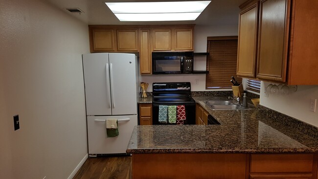 Kitchen w/ Granite Counters - 31909 Del Cielo Este