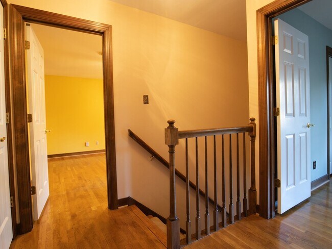 Building Photo - 4266 Roundhill Dr