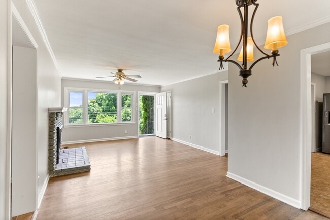 Building Photo - 1405 Bonita Dr NE